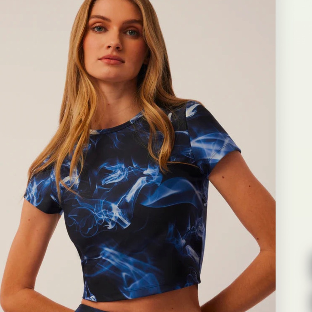 GREYSON SCARLETT Smoke Luna Short Sleeve